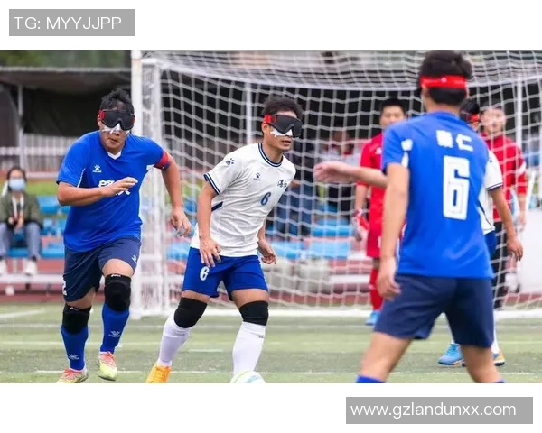 带铃铛的足球明星如何在赛场上展现独特魅力与风采