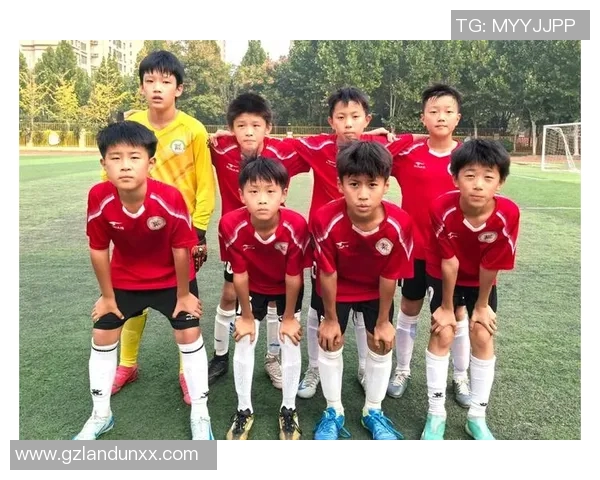 手大如巨掌的足球明星们如何在绿茵场上展现非凡技艺与魅力