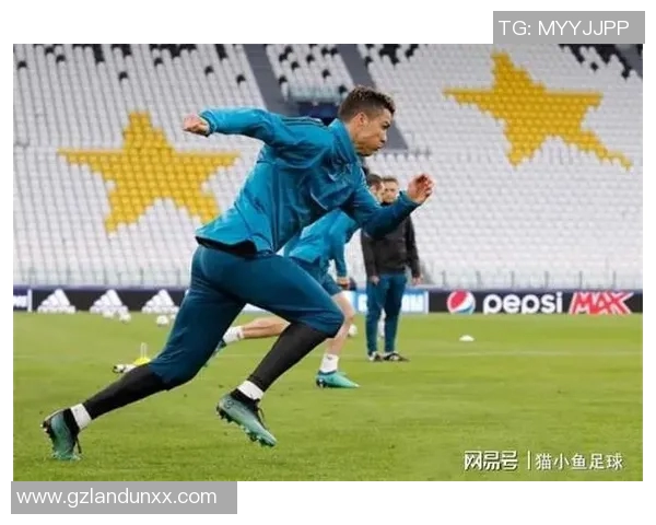 足球明星的跑步姿势引发热议网友纷纷调侃其奇特风格与技巧
