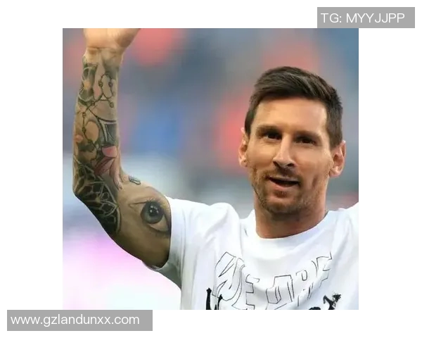 足球明星背部纹身艺术展示揭示个性与激情的完美结合