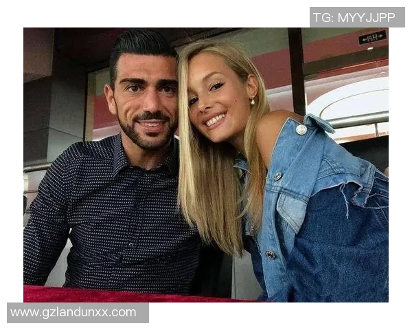 足球明星妻子温馨抱孩子的幸福瞬间分享